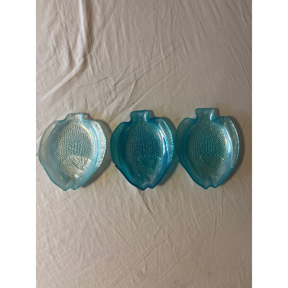 Unbranded Glass Fish Plates Set of 3 Aqua Blue Iridescent Coastal Excellent 6in